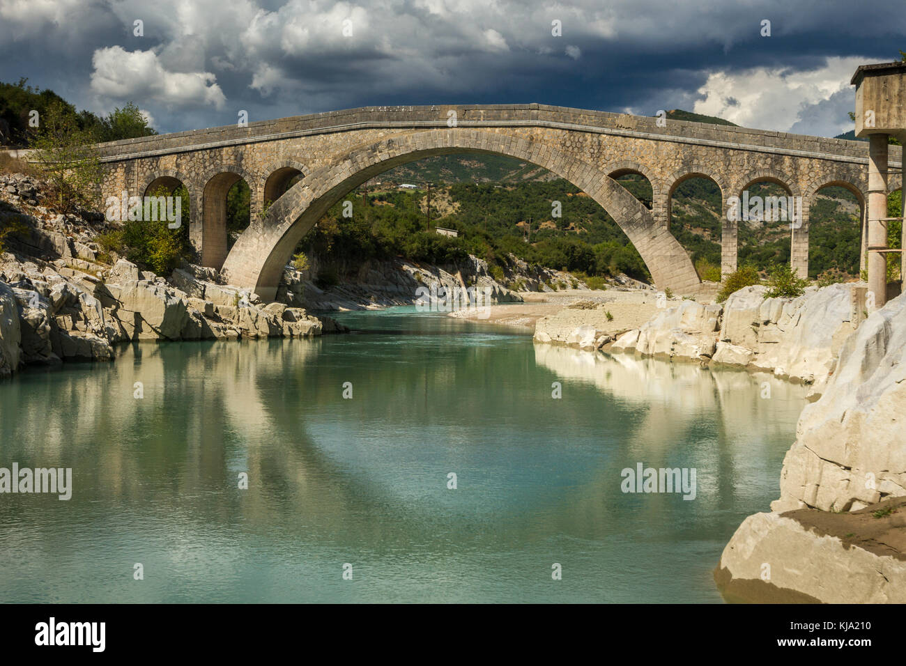 Die Steinbrücke von Templa, erbaut im 19. Jahrhundert, eines der besten Beispiele der traditionellen Architektur in Griechenland. Stockfoto