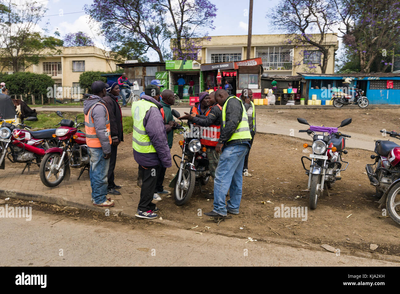 Boda boda Motorrad Taxifahrer ständigen Sprechen durch ihre Motorräder in einer Stadt, Kenia, Ostafrika Stockfoto