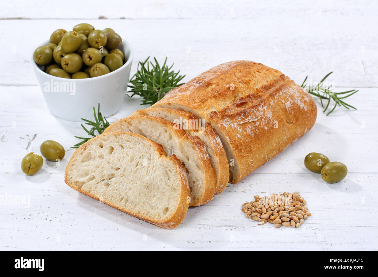 Ciabatta Brot mit Oliven Essen auf Holzbrett Holz Stockfoto