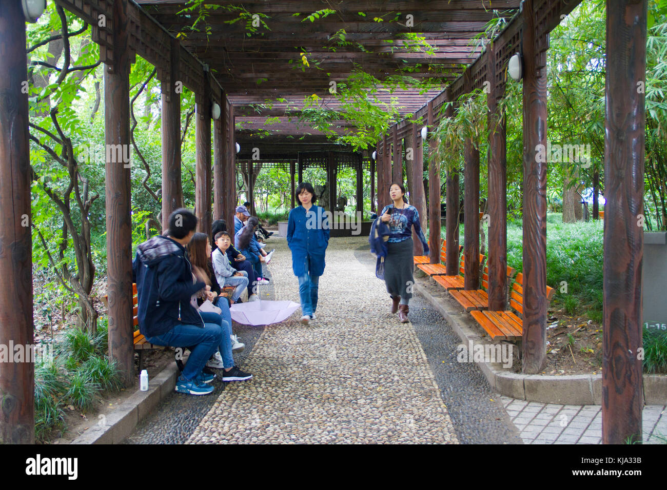 Menschen gehen durch den Huangpu Park in der Nähe des Bund am Huangpu River in Shanghai, China. Stockfoto