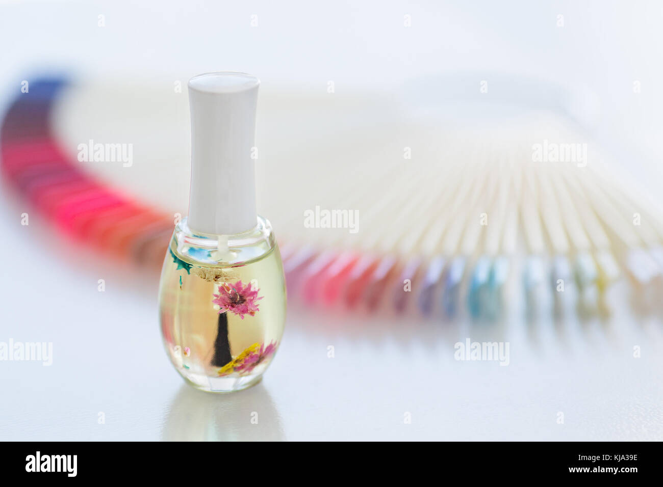 Bubble Nagellack mit Blumen close-up gegen einen unscharfen Palette. Stockfoto