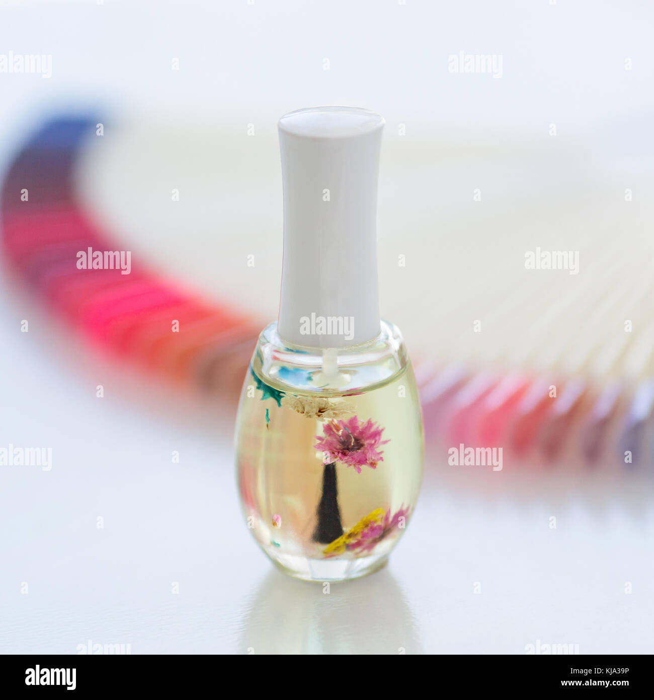 Bubble Nagellack mit Blumen close-up gegen einen unscharfen Palette. Stockfoto