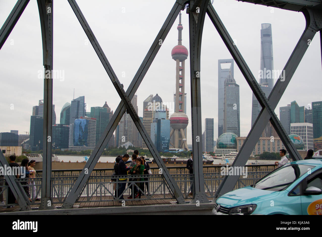 Menschen zu Fuß über die waibaidu Brücke in der Nähe des Bund am Huangpu River in Shanghai, China. Stockfoto