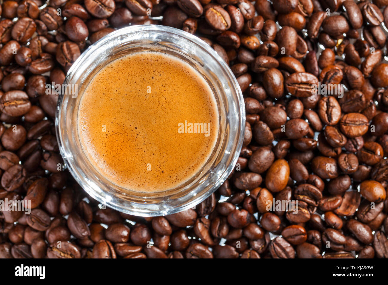 Doppelter Espresso und Kaffeebohnen von oben gesehen Stockfoto