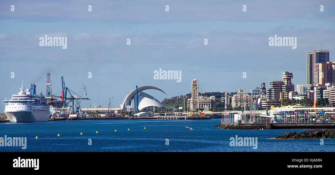 Kreuzfahrtschiff im Hafen der Hauptstadt Santa Cruz, Teneriffa, Kanarische Inseln, Spanien Stockfoto