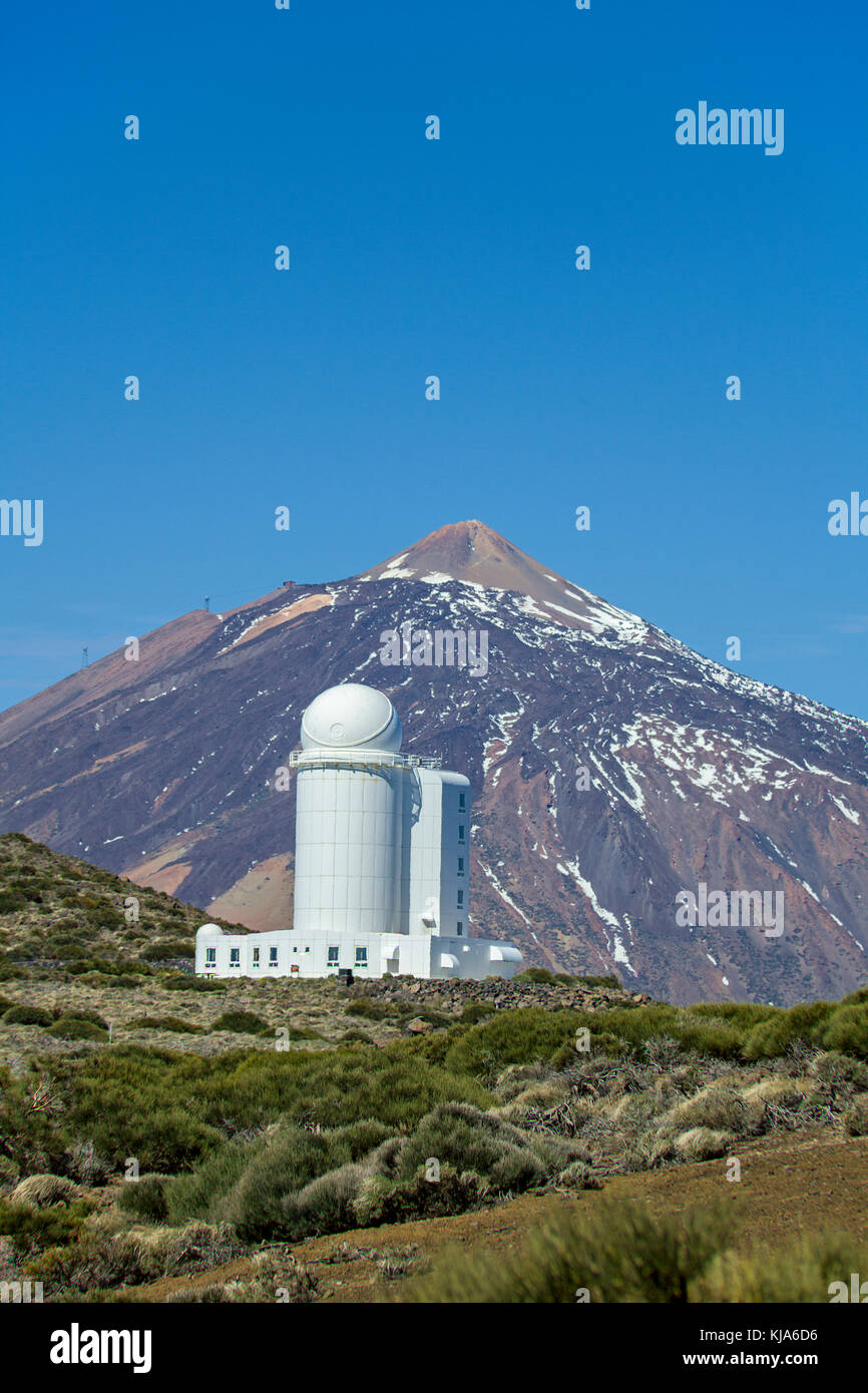 Observatorio del Teide, Teide Sternwarte, hinter dem Pico del Teide, Teneriffa, Kanarische Inseln, Spanien Stockfoto