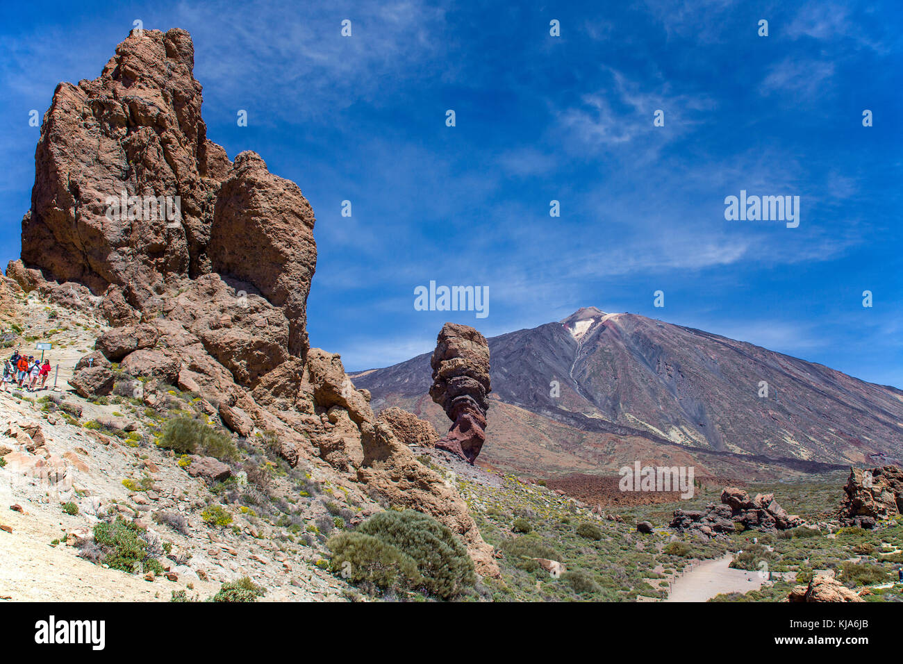 Roque cinchado an Caldera de Las Canadas, hinter dem Pico del Teide, UNESCO-Weltkulturerbe, Teneriffa, Kanarische Inseln, Spanien Stockfoto