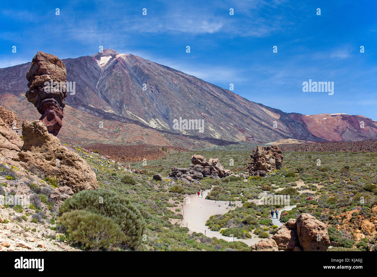 Roque cinchado an Caldera de Las Canadas, hinter dem Pico del Teide, UNESCO-Weltkulturerbe, Teneriffa, Kanarische Inseln, Spanien Stockfoto