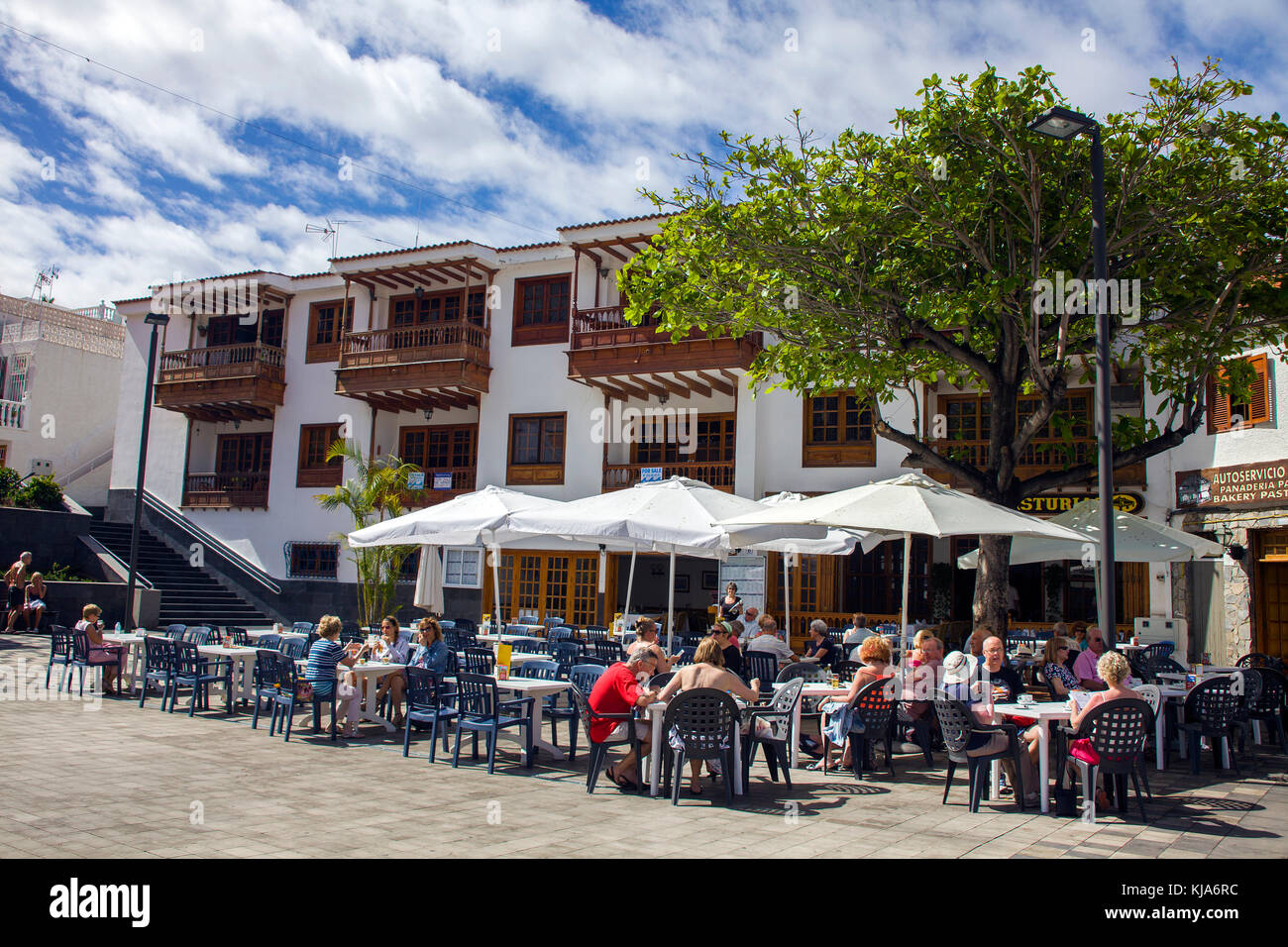 Street Café in Los Gigantes, Dorf an der West Seite der Inseln, Teneriffa, Kanarische Inseln, Spanien Stockfoto