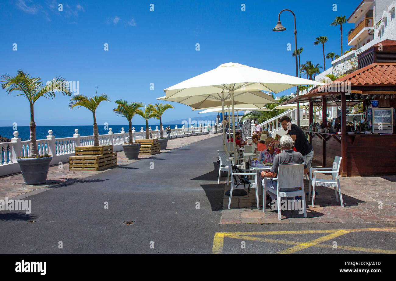 Beach Cafe auf der Promenade zwischen Los Gigantes und Puerto de Santiago, Teneriffa, Kanarische Inseln, Spanien Stockfoto