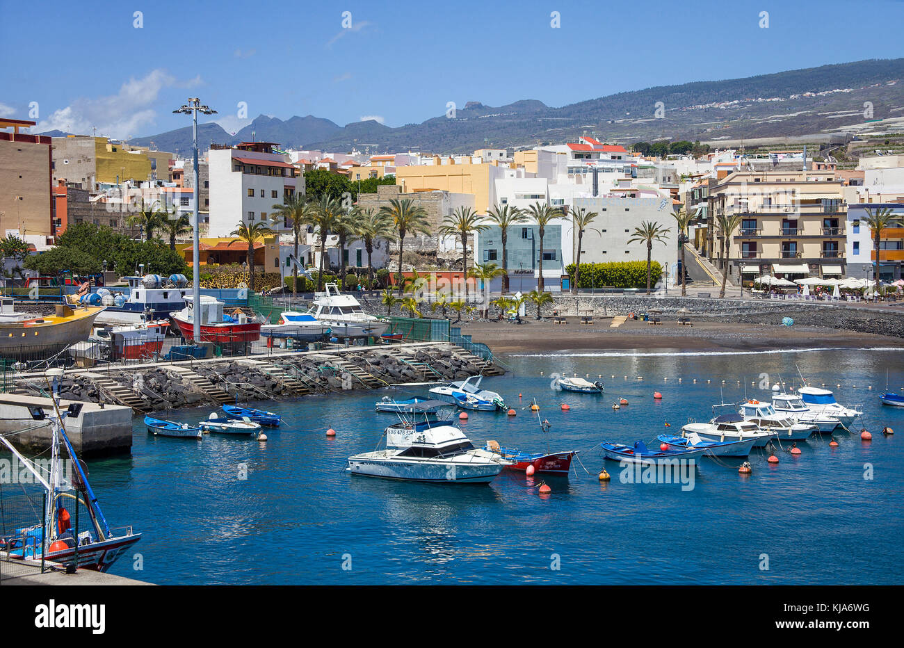 Hafen und Strand von Playa Playa San Juan, an der Westküste der Insel, Teneriffa, Kanarische Inseln, Spanien Stockfoto