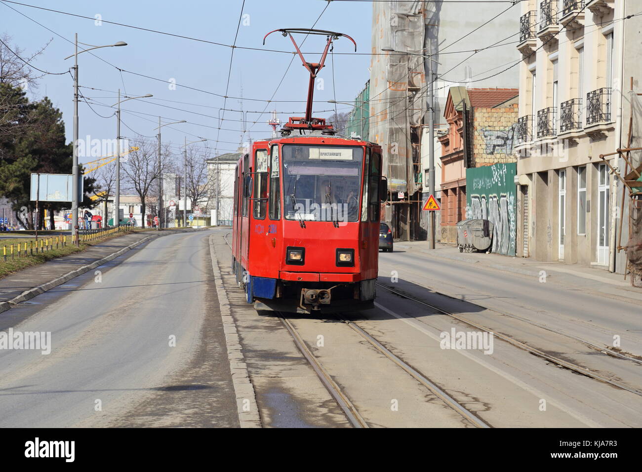 Alte rote Tatra KT4 Straßenbahn in den Straßen von Belgrad, Serbien Stockfoto