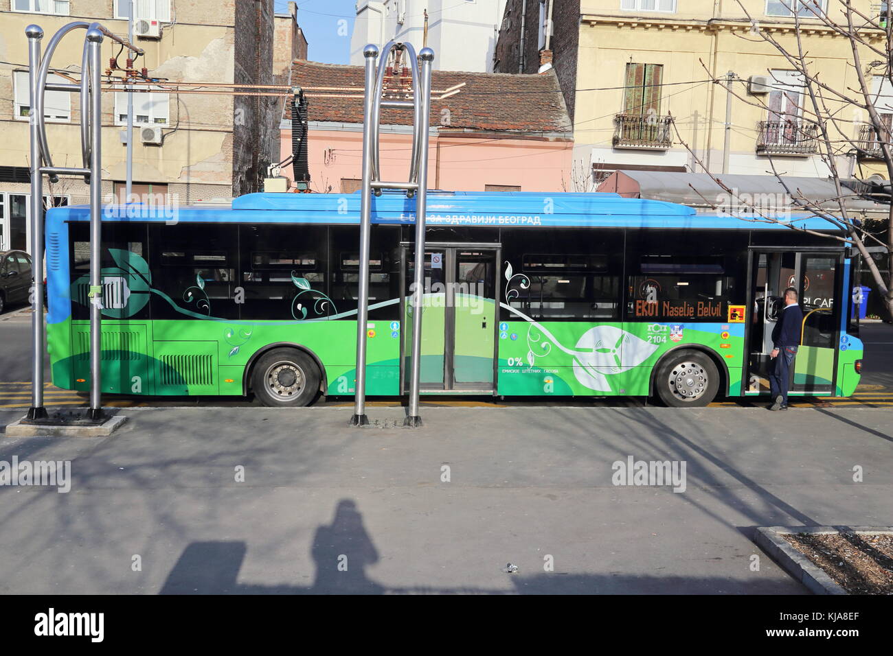 Wagen Motoren elektrische Bus laden an der Bushaltestelle im Zentrum von Belgrad, Serbien Stockfoto