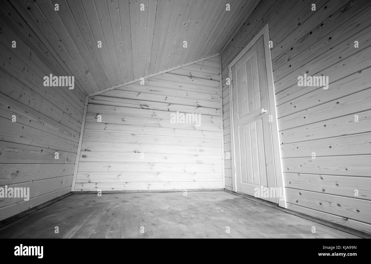 Weiße Tür in der Ecke von leeren Raum. Holzhaus Interieur. Schwarz und Weiß Stockfoto