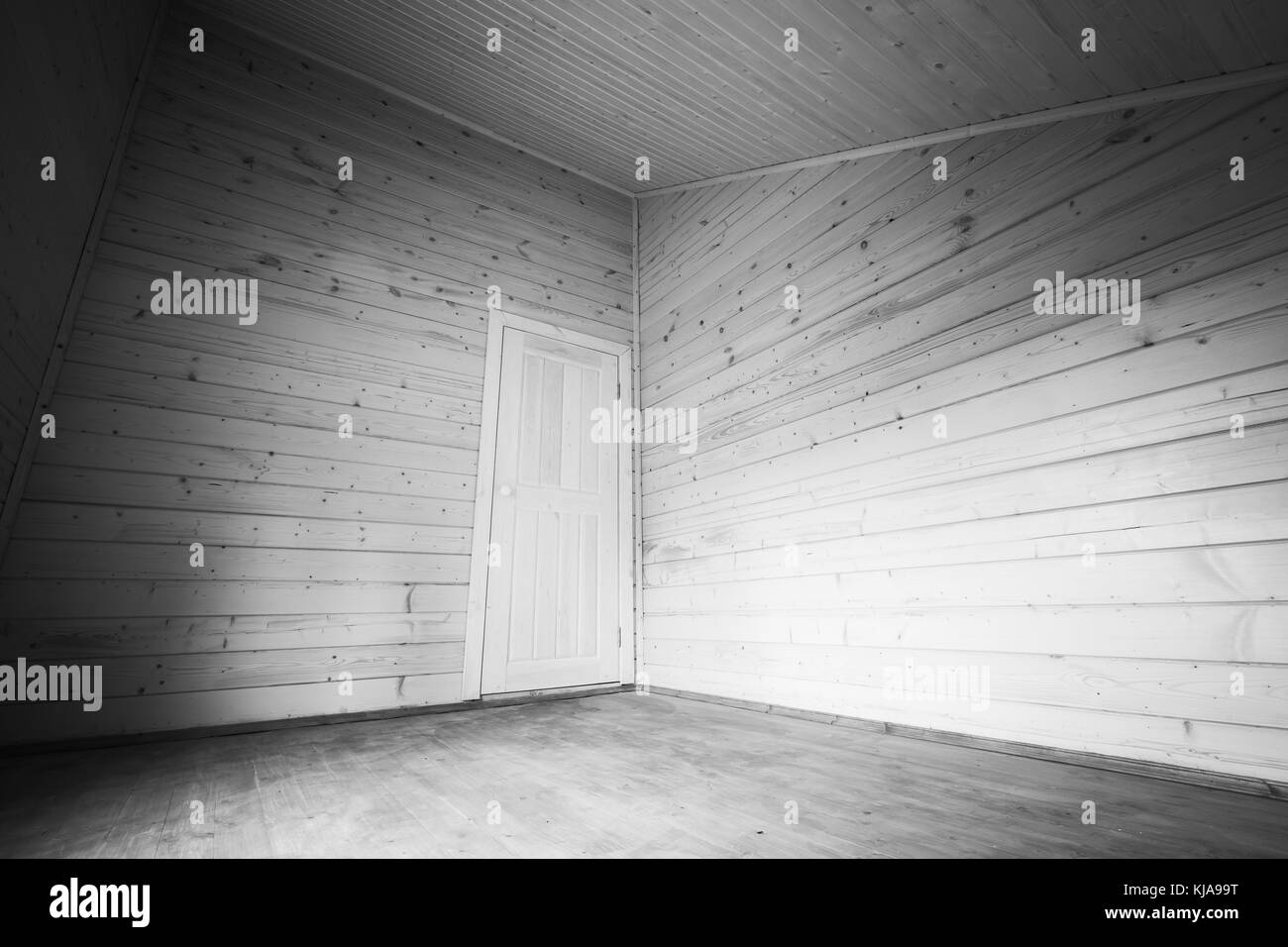Weiße Tür in der Ecke von leeren Raum. Holzhaus Interieur. schwarz-weiß Foto Stockfoto