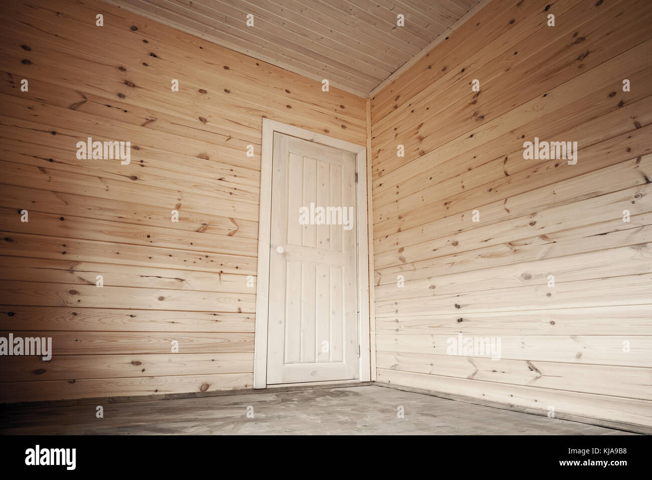 Weiße Tür im leeren Raum, Interieur aus Holz Hintergrund Stockfoto
