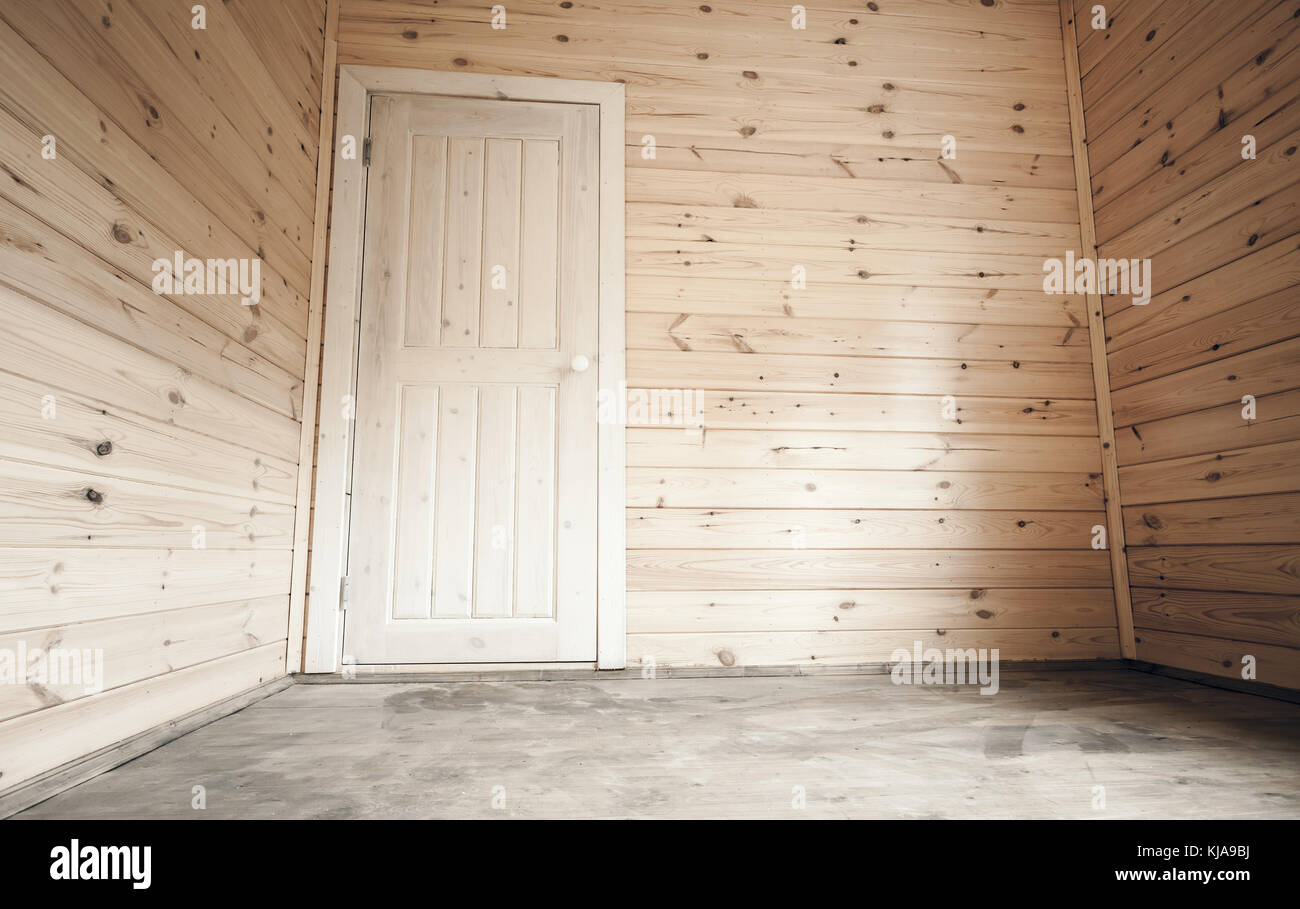 Weiße Tür im leeren Raum, Holz- Haus innen Hintergrund Stockfoto