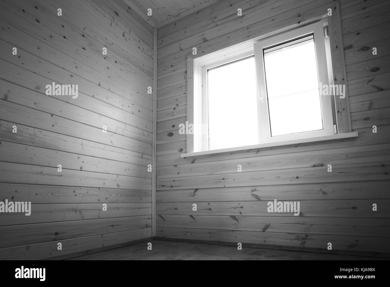 Weißes Fenster im leeren Raum, Interieur aus Holz Hintergrund. schwarz-weiß Foto Stockfoto