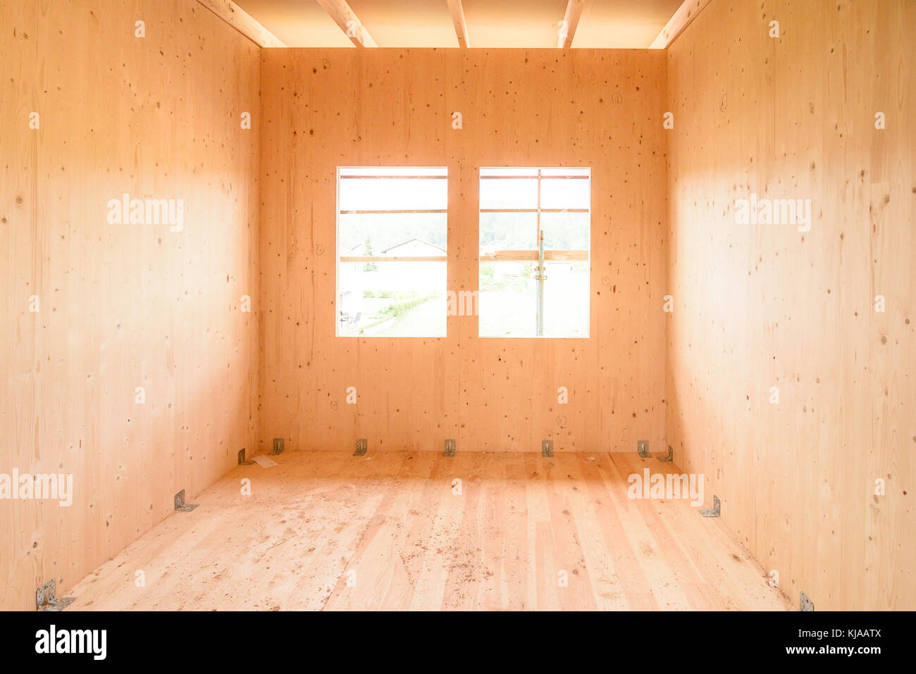 Gebäude energieeffizient passive Holzhaus. Baustelle und Interieurs eines Holz- Panel Haus mit Gerüsten bereit für Wand Isolierung und di Stockfoto