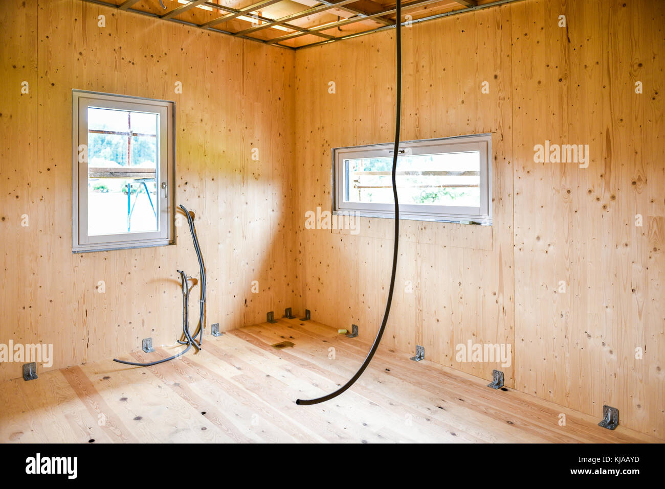 Gebäude energieeffizient passive Holzhaus. Baustelle und Interieurs eines Holz- Panel Haus mit Gerüsten bereit für Wand Isolierung und di Stockfoto