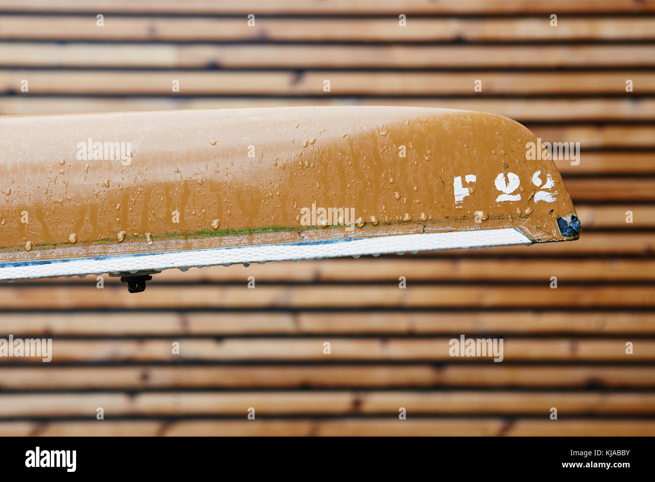 Detail der Ruderboot mit Verkleidungen im Hintergrund. Radley Rudern Centre, Oxford, Vereinigtes Königreich. Architekt: Mulroy Architekten, 2016. Stockfoto