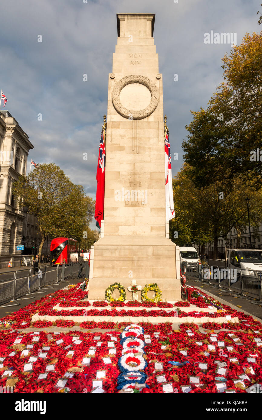 Poppy Kränze am Ehrenmal, Whitehall, London festgelegt Stockfoto