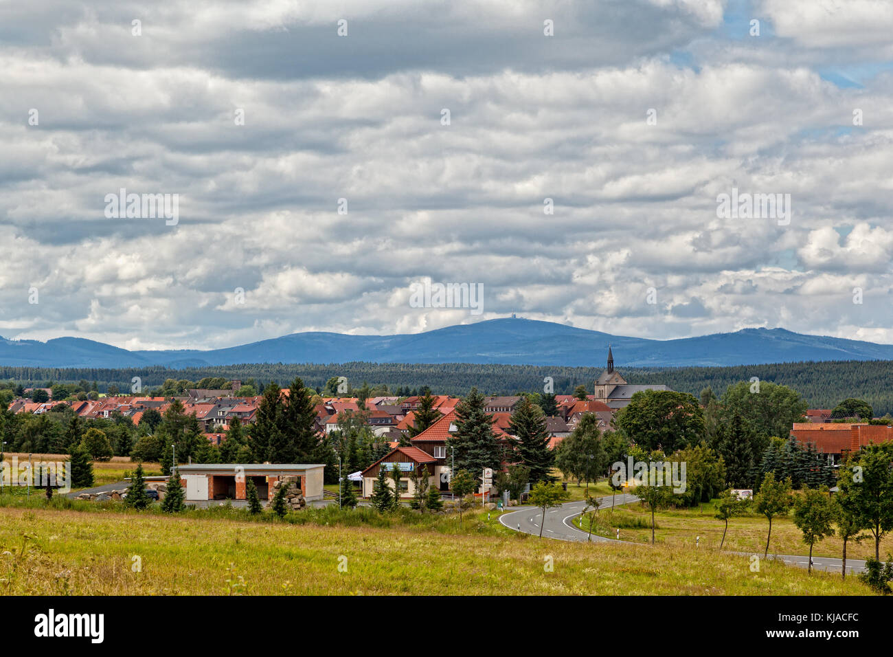 Stadt Oberharz am Brocken hier OT Hasselfelde mit Blick auf das Brockenmassiv Stockfoto