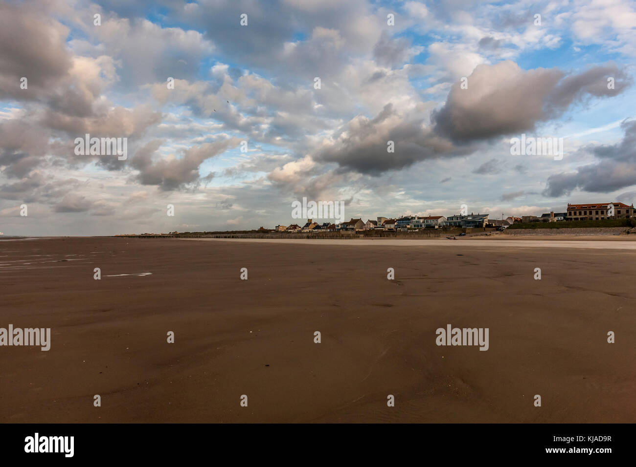 Einmal in den Nachrichten für Migration, die sich in Sangatte befinden, Pais de Calais ist eine ruhige französischen Küstenort mit Krieg Archäologie und gute Wassersport Strände. Stockfoto