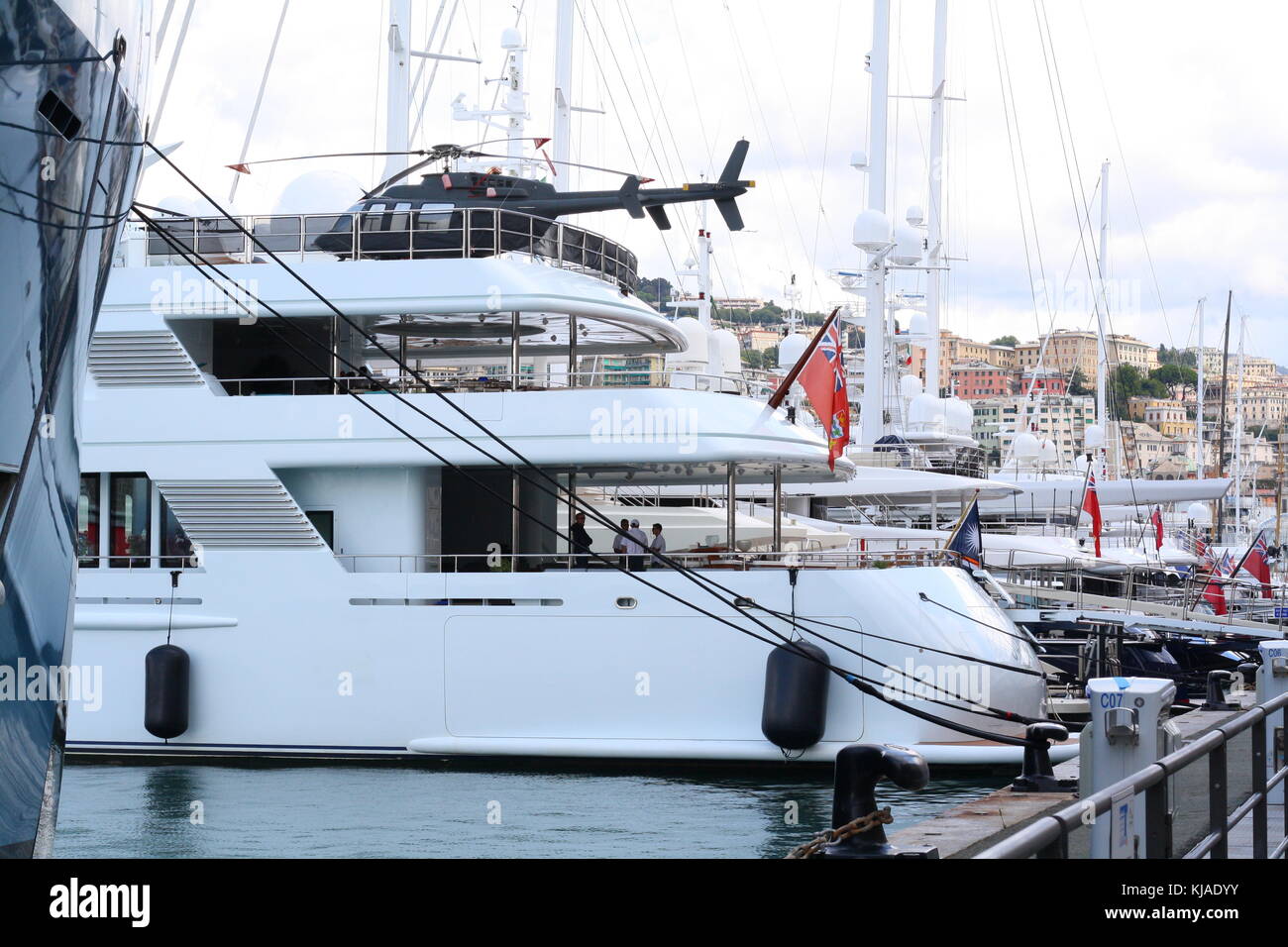 Yachten und Schiffe der Superreichen auf der Pro im Hafen von Genua, Italien. Stockfoto