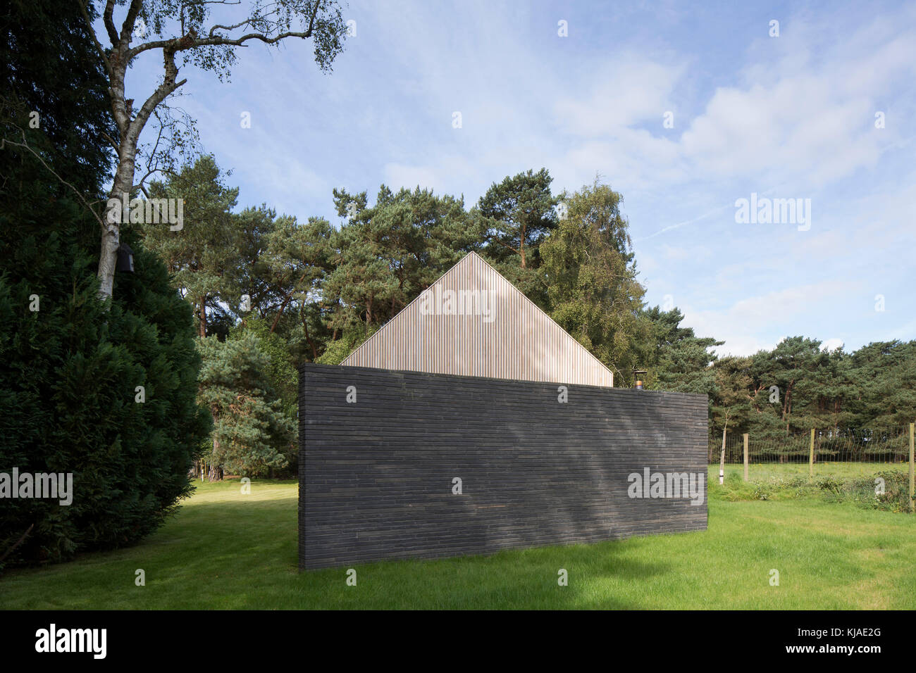 Kontext Ansicht von Osten Fassade. Watson House Anhang, Brockenhurst, Vereinigtes Königreich. Architekt: Strom Architekten, 2017. Stockfoto