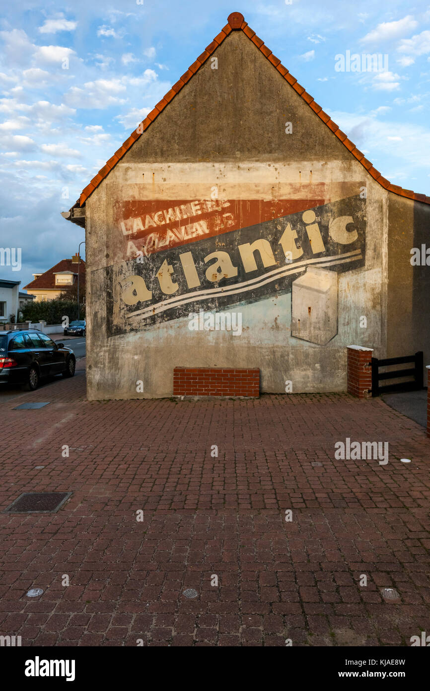 Einmal in den Nachrichten für Migration, die sich in Sangatte befinden, Pais de Calais ist eine ruhige französischen Küstenort mit Krieg Archäologie und gute Wassersport Strände. Stockfoto