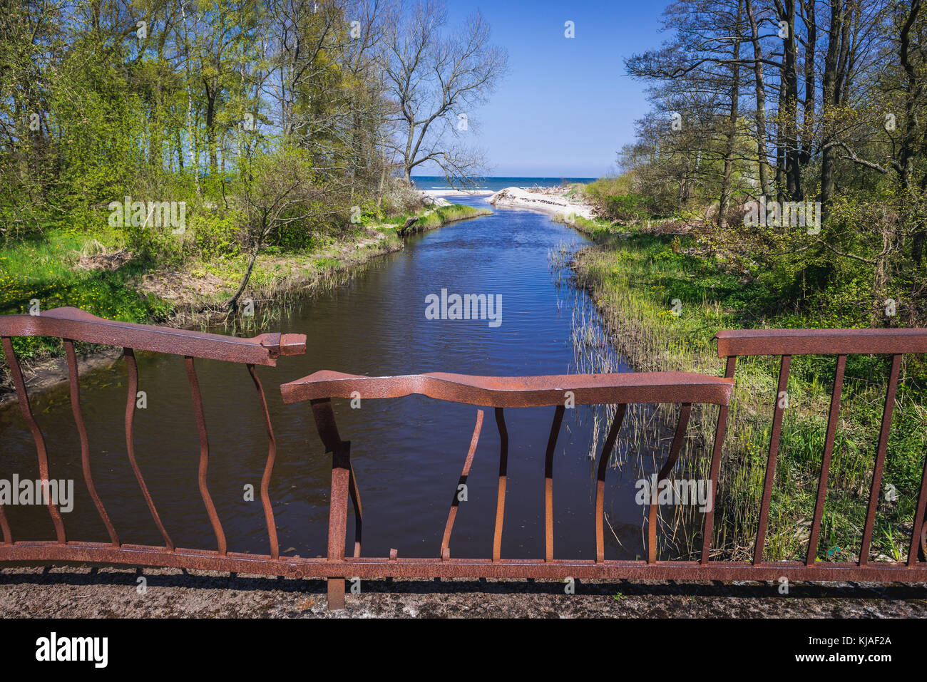 Mündung des Flusses Czerwona (englischer roter Fluss) in die Ostsee in der  Woiwodschaft Westpommern in Polen Stockfotografie - Alamy