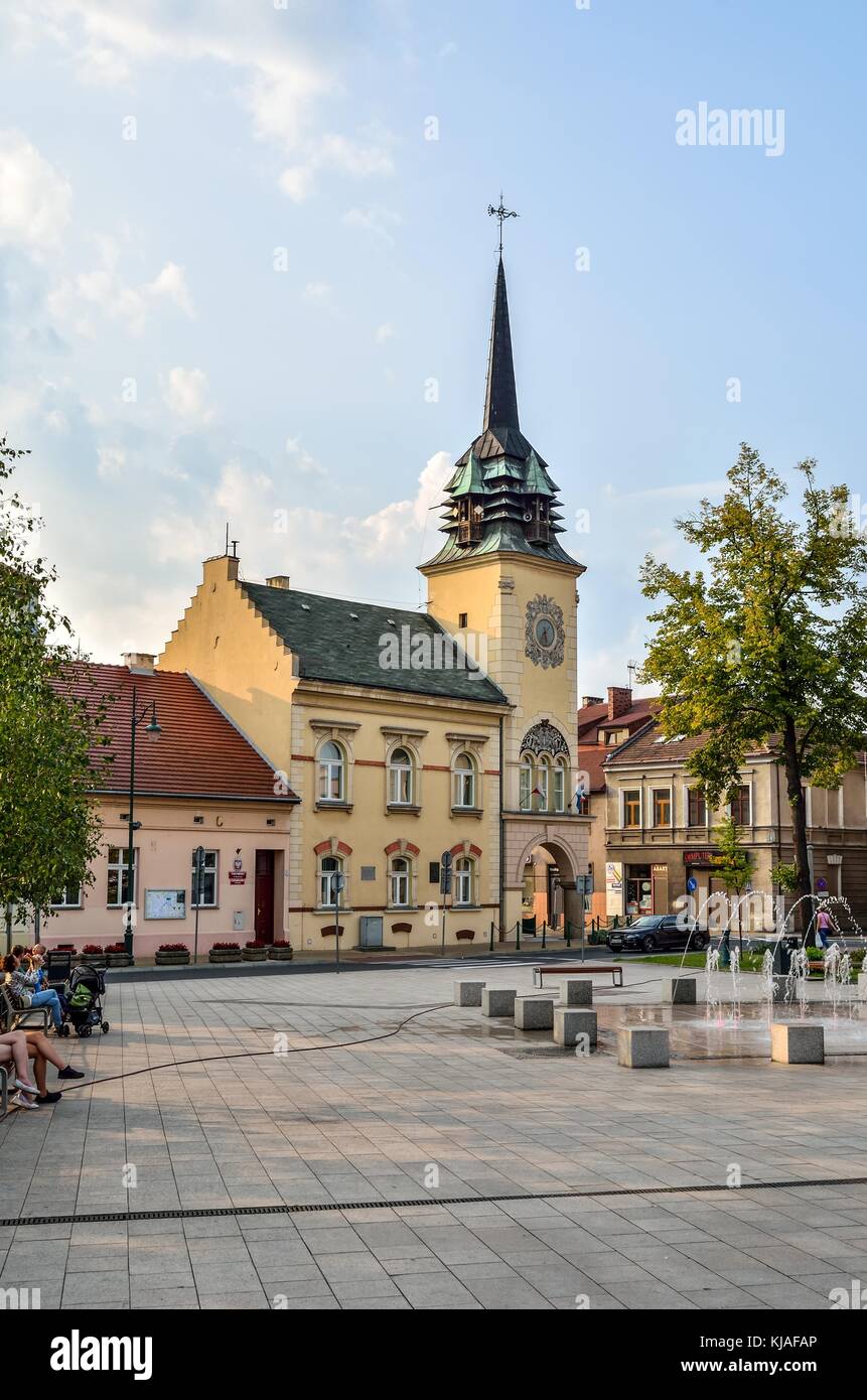 SKAWINA, POLEN - 27. AUGUST 2107: Altes Rathaus auf dem Markt in Skawina-Stadt, Polen. Stockfoto