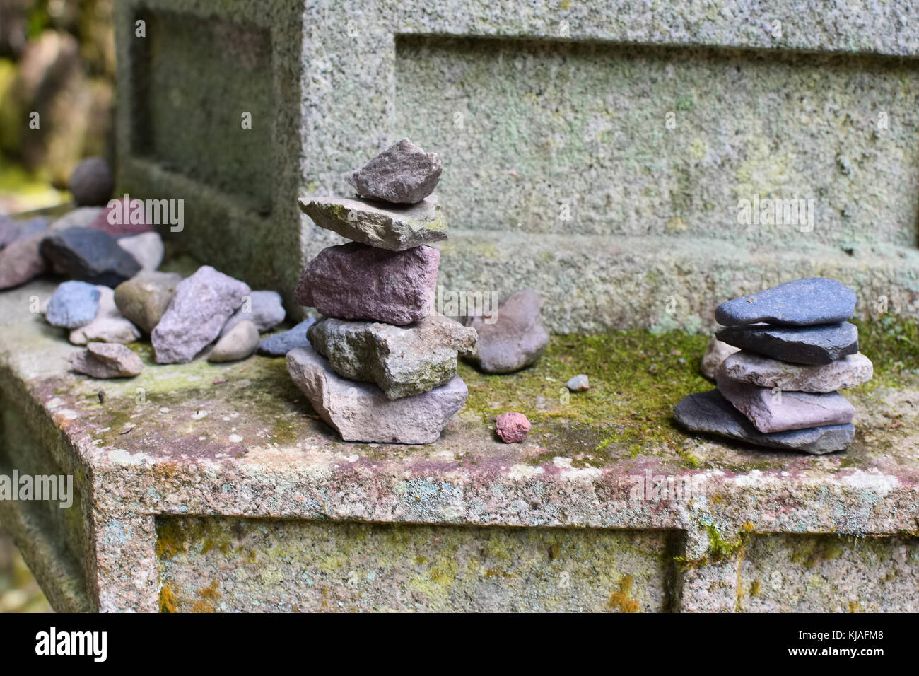 Steine auf ein Grab in Nikko, Japan. Stockfoto