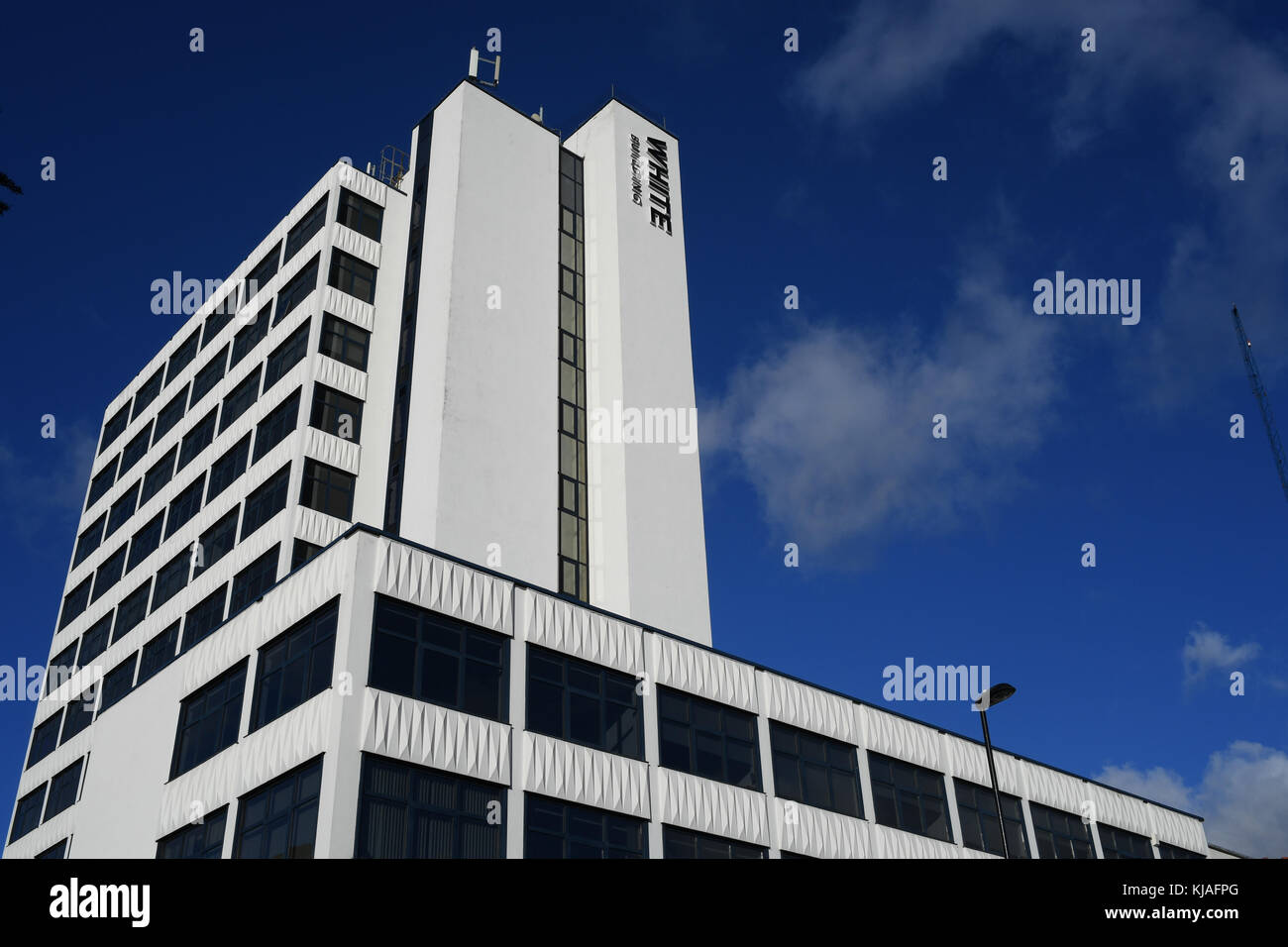 Gebäude mit dummen Namen. Ein weißes Gebäude genial genannt Das weiße Gebäude! Vermietbare Bürofläche. Stockfoto