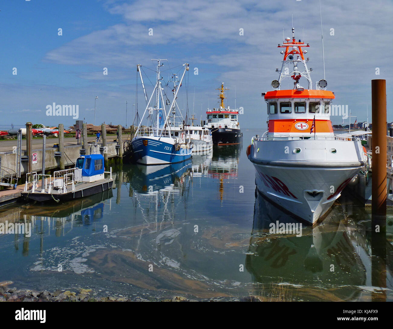 Amrum, Deutschland - 27. Mai 2016 - Hafen auf der Insel Amrum mit Fischerbooten und Rettungsboot an ihren Liegeplätzen Stockfoto