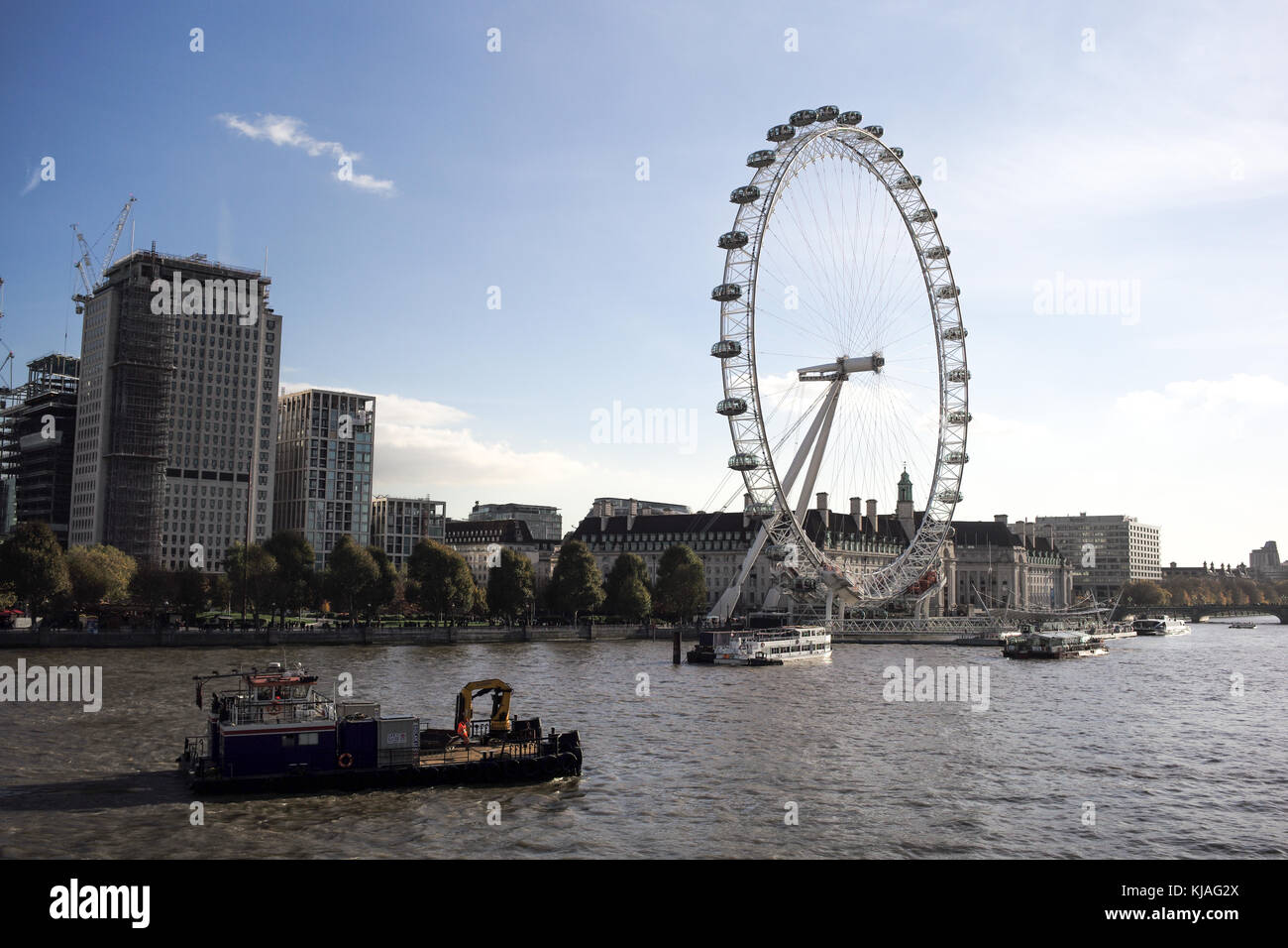 Ein Blick auf die Southbank Ort Entwicklung neben dem London Eye und der County Hall Southbank London England. Stockfoto