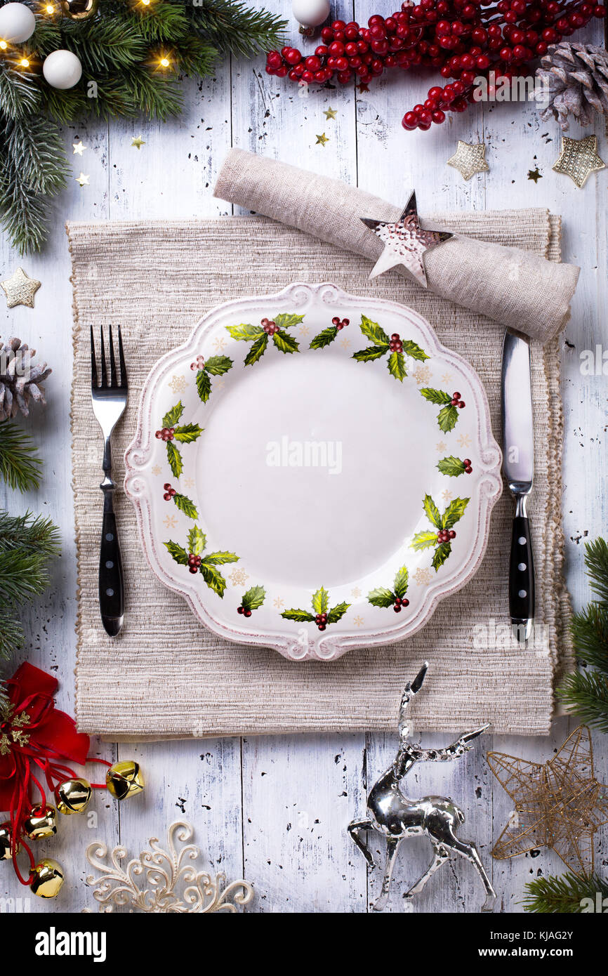 Weihnachten Abendessen Hintergrund; leere Teller, Besteck und Christbaumschmuck Stockfoto