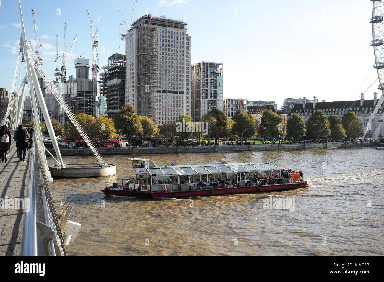 Jubilee Gardens und die Neuentwicklung von Southbank Place London England mit der Themse im Vordergrund mit einem Tourismus Kreuzfahrtschiff vorbei. Stockfoto