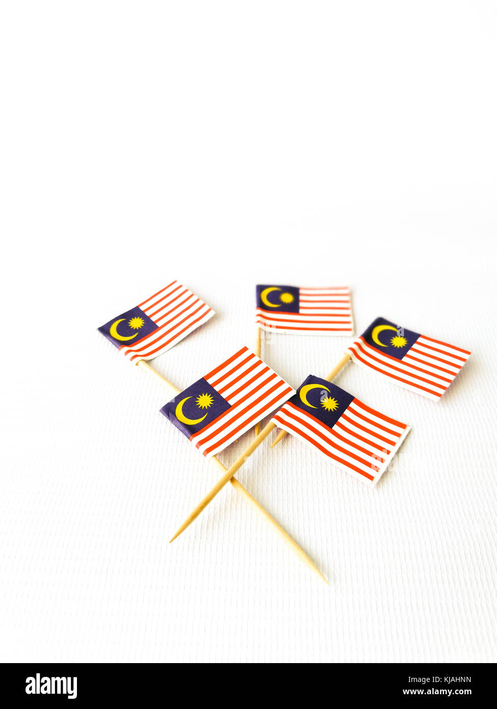 Satz von zahnstocher mit einem kleinen Papier Flagge von Malaysia. Aufgereiht und auf isolierten weißen Hintergrund eingerichtet. Bendera Malaysia. Stockfoto