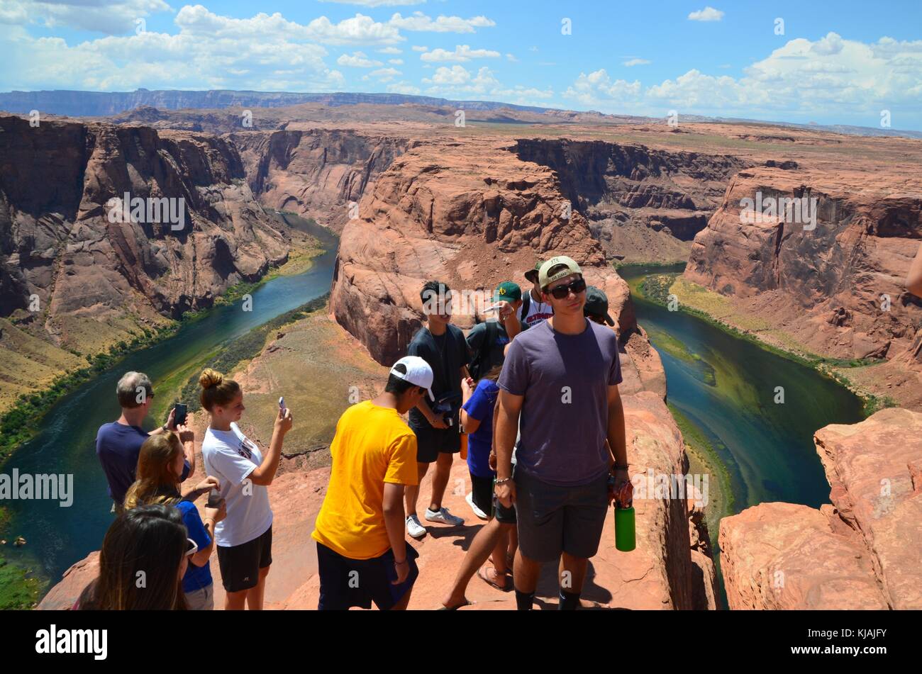 Touristen posieren Bei horse shoe bend Page Arizona usa Stockfoto