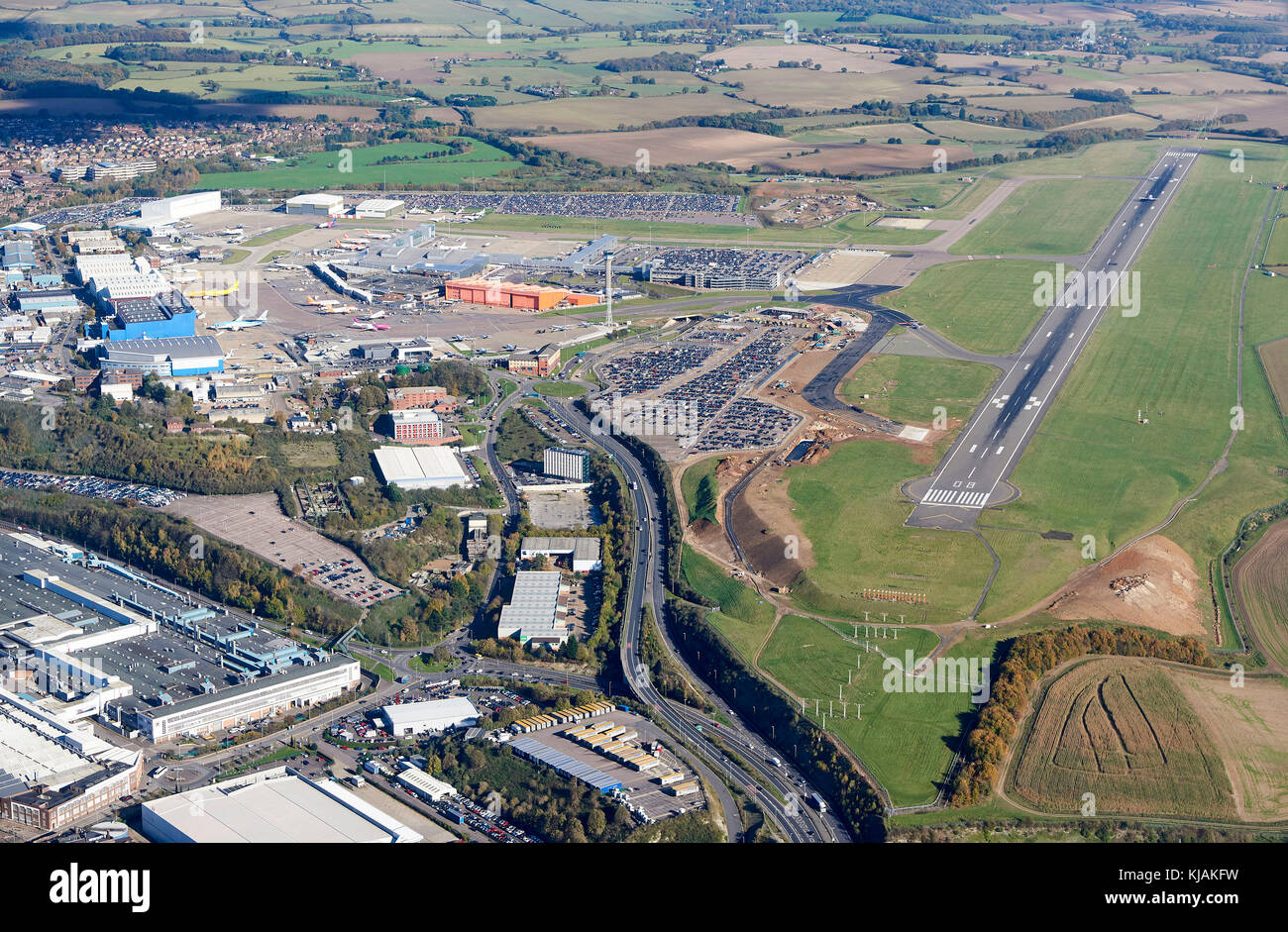 Luftaufnahme des Flughafens Luton und der M1-Verbindungsstraße, Südostengland, Großbritannien Stockfoto