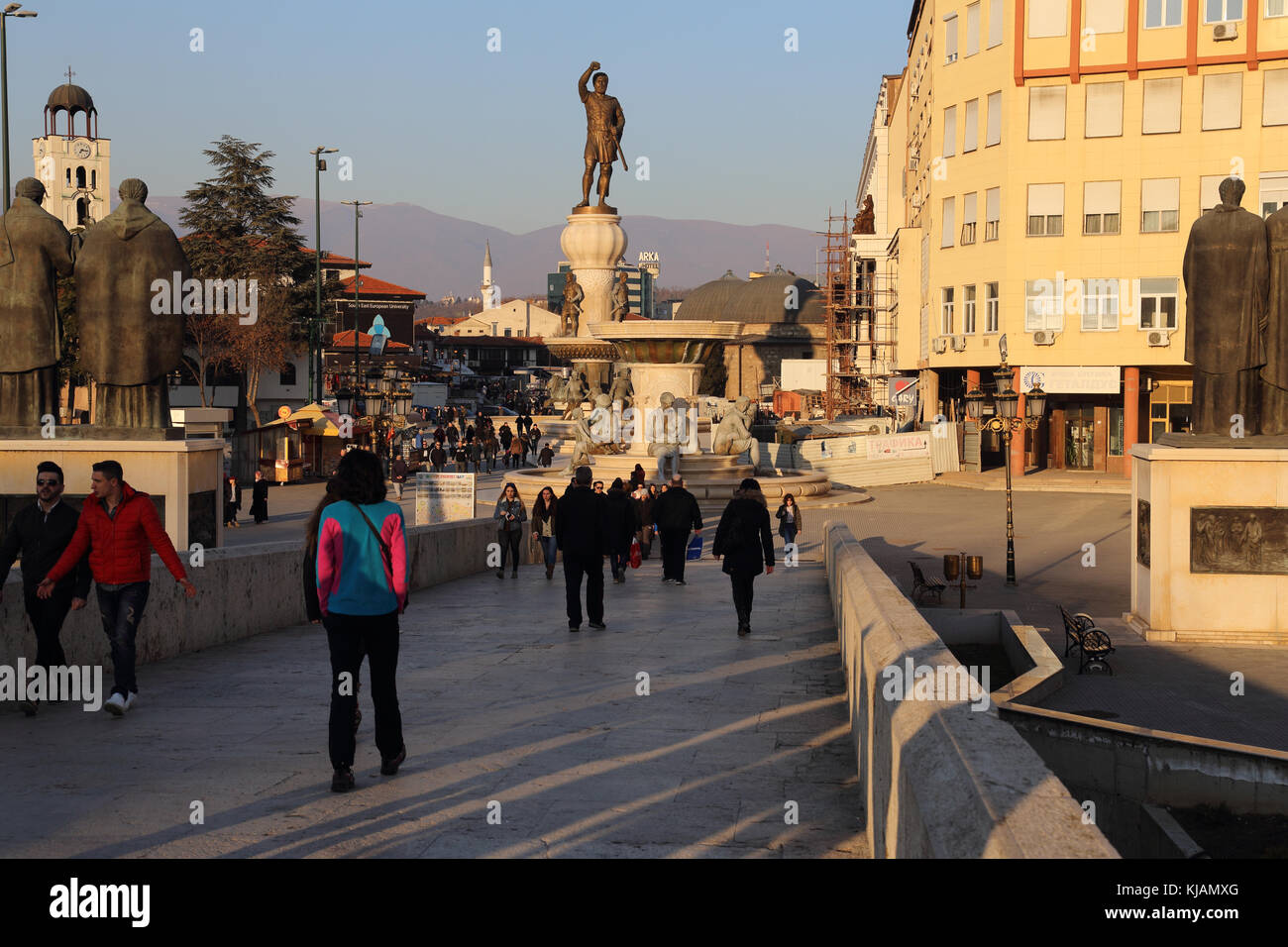 Blick in Richtung Mazedonien Quadrat von der Brücke aus Stein mit Krieger Denkmal von Philipp II. von Makedonien bei Karpos Rebellion Square in Skopje, Mazedonien Stockfoto