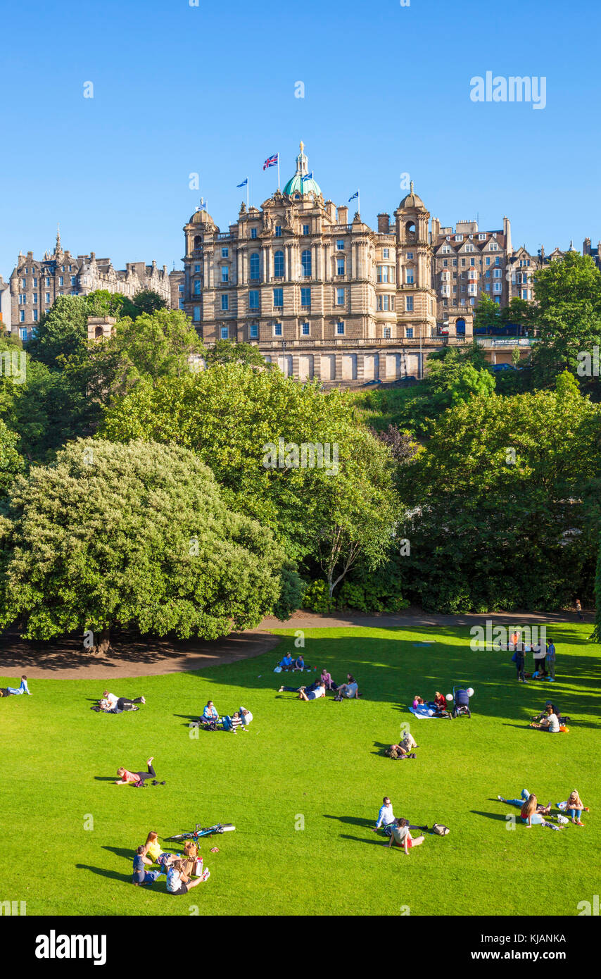 Edinburgh Schottland Edinburgh east Princes Street Gardens mit Bank Gebäude Lloyds Banking Group hinter dem Damm Altstadt edinburgh Schottland Großbritannien gb Stockfoto