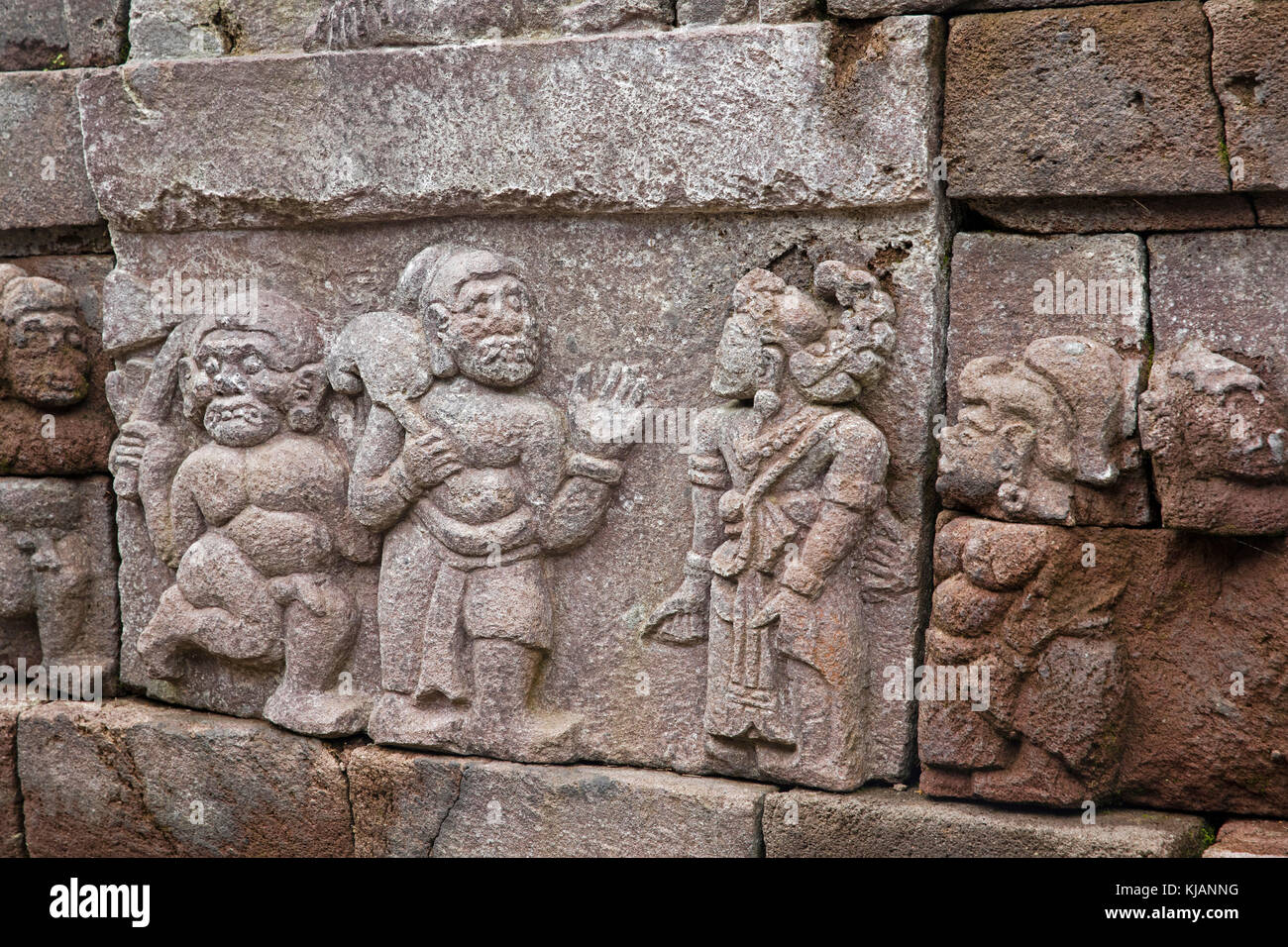 Relief auf Stein Wand an Candi sukuh aus dem 15. Jahrhundert Tamil Hindu Tempel an den Hängen des Mount/Gunung lawu Lawu, Zentraljava, Indonesien Stockfoto
