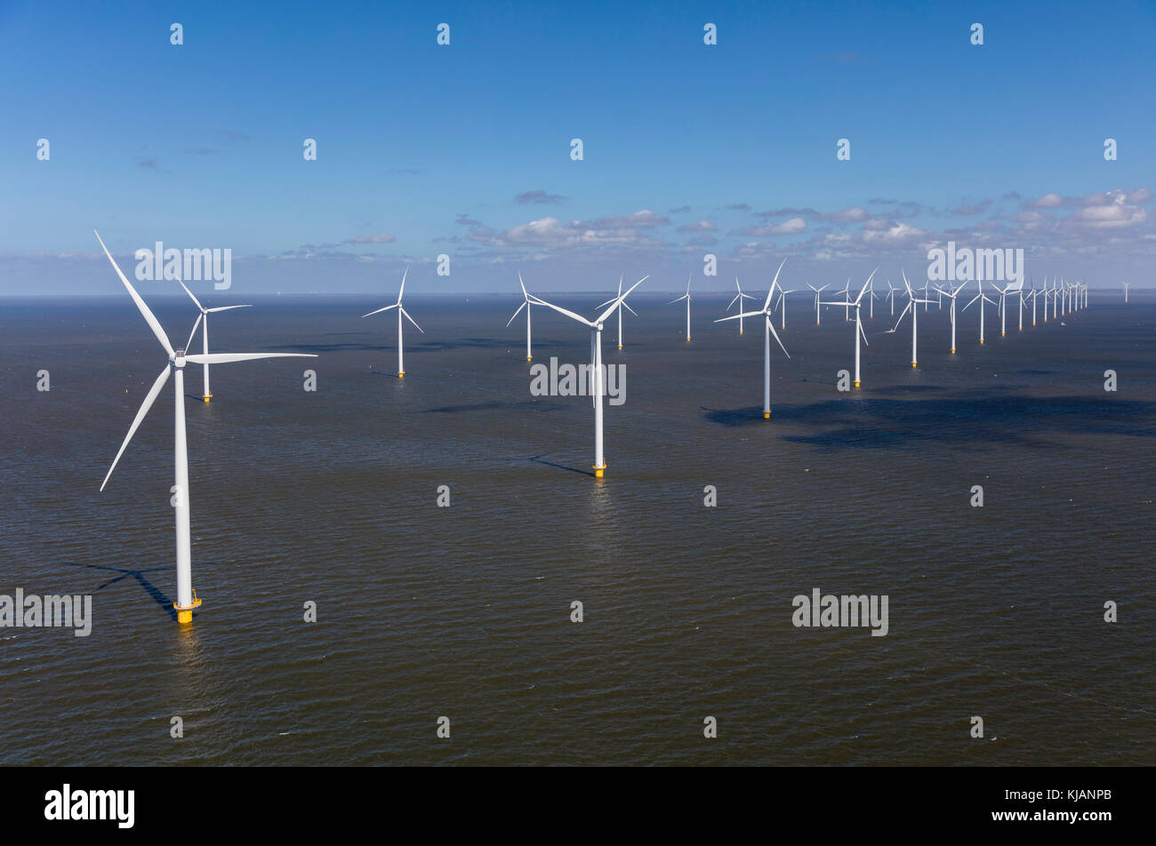 Luftaufnahme von Windkraftanlagen, Nord Holland, Niederlande Stockfoto
