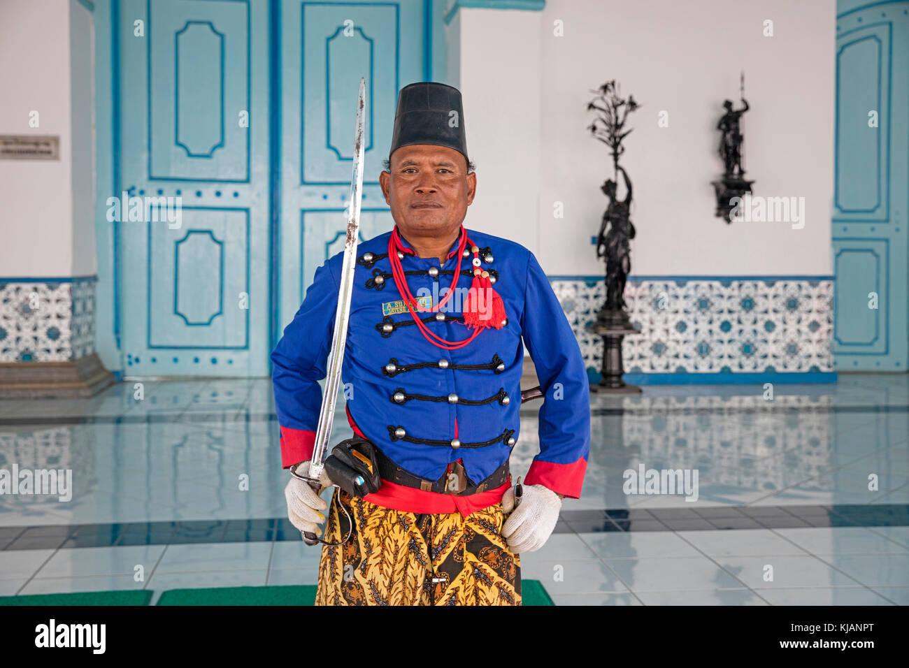 Royal Guard am Haupttor des Kraton von surakarta/keraton Surakarta, Palast der susuhunan pakubuwono in der Stadt Solo, Java, Indonesien Stockfoto