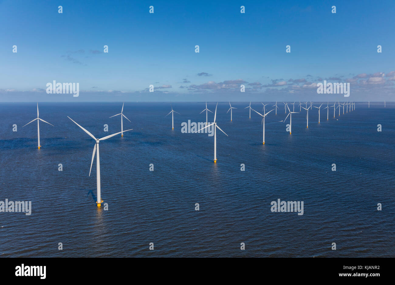 Luftaufnahme von Windkraftanlagen, Nord Holland, Niederlande Stockfoto