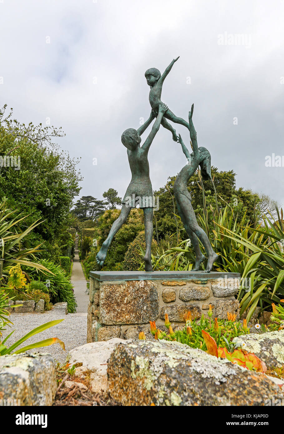 "Tresco Kinder", eine Skulptur von David Wynne an Tresco Abbey Gardens, Tresco, Isles of Scilly, England, Großbritannien Stockfoto "Tresco Kinder", eine Skulptur von David Wynne an Tresco Abbey Gardens, Tresco, Isles of Scilly, England, Großbritannien Stockfoto