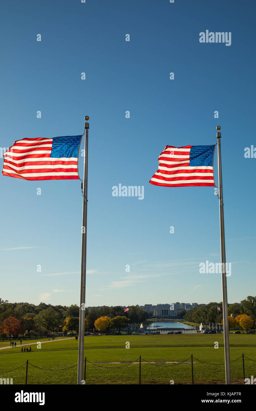 Blick vom Washington Monument, das Lincoln Memorial suchen, mit uns Flaggen Stockfoto